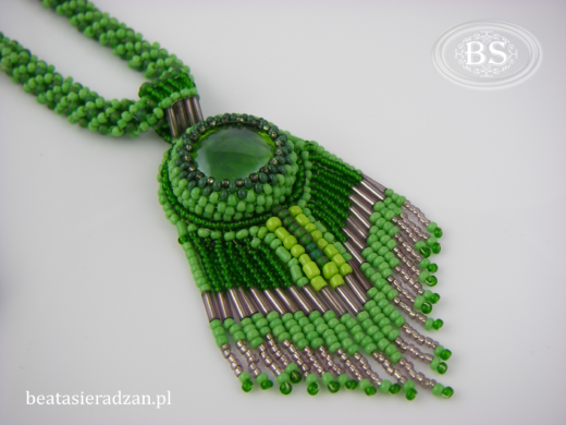 Naszyjnik w odcieniach zieleni, wykonany z drobnych koralików.